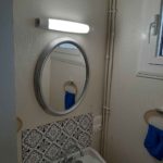 Pose de lampe LED dans une salle de bain